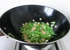食补佳品杏仁西芹炒虾仁的做法