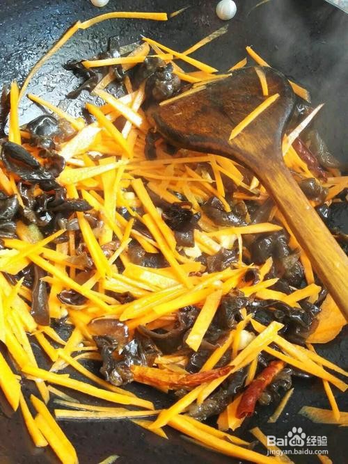 胡萝卜木耳炒肉片的做法