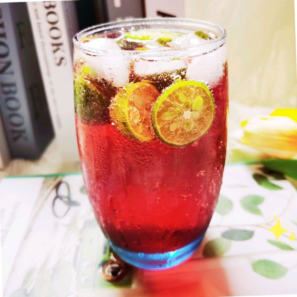 蔓越莓青柠气泡水