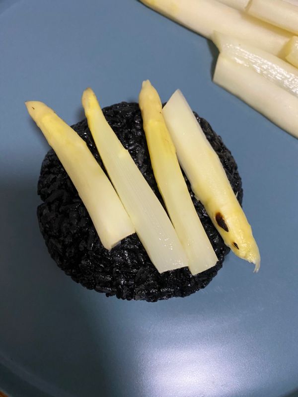 轻食三文鱼白芦笋墨鱼汁米饭