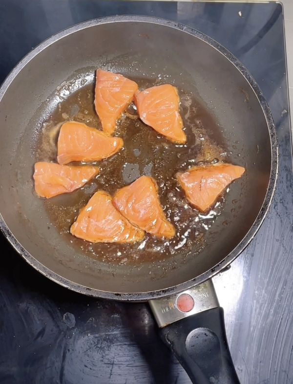 煎三文鱼配酸汤米粉