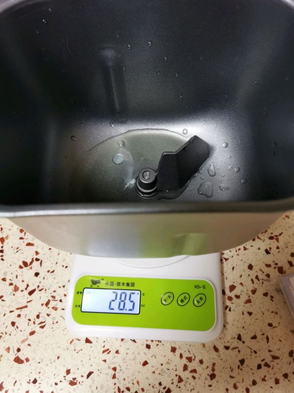 毛毛虫豆沙面包