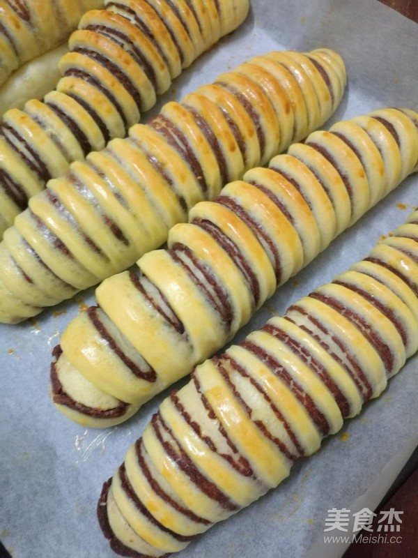 毛毛虫豆沙面包