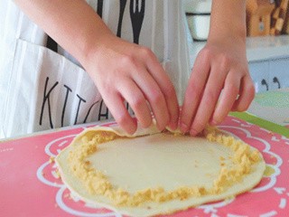 鱼丸卷边披萨怎么做？