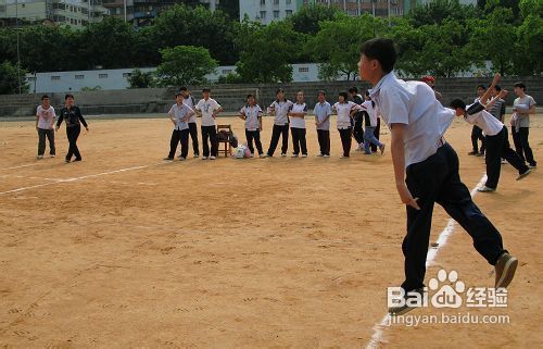 投实心球动作要领