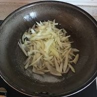 制作洋葱火腿炒馒头丁