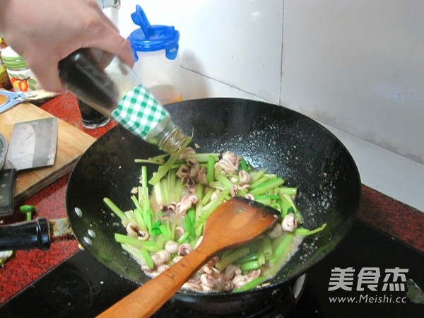香芹炒小墨鱼