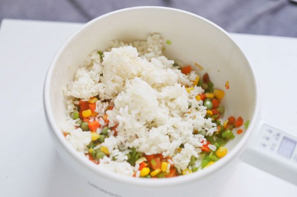 杂蔬酱油蛋炒饭