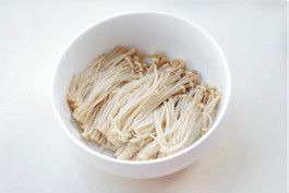 【酸汤金针肥牛】无法抗拒的酸辣诱惑 点赞哦