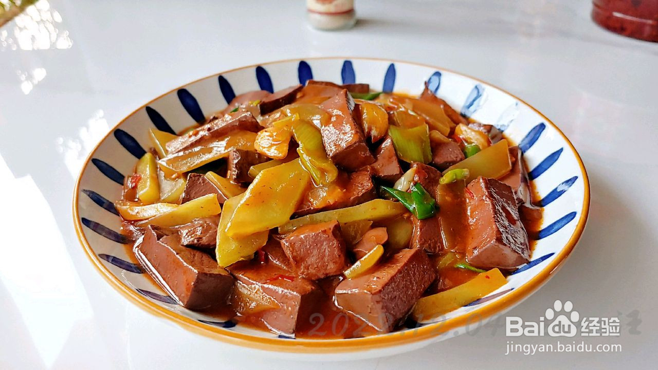 红油青笋烧鸭血的做法