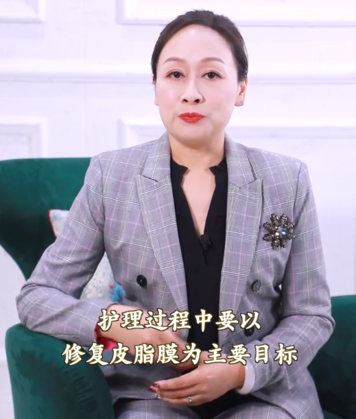 敏感肌肤只能用清水洗脸吗