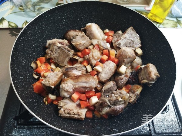 电饭煲蔬菜排骨焖饭