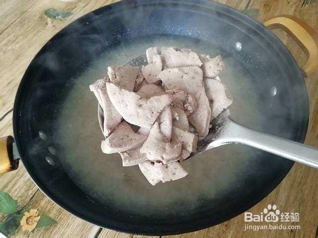 炒猪肝时，先腌制还是先焯水？