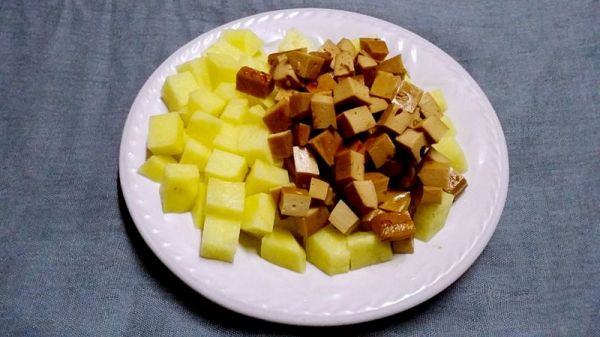 葱油蒜薹土豆肉