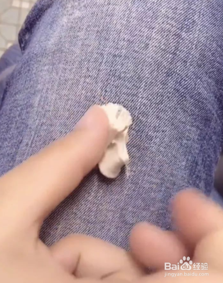 口香糖粘在皮肤上如何弄掉