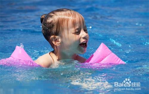 女生游泳时泳衣掉了怎么办