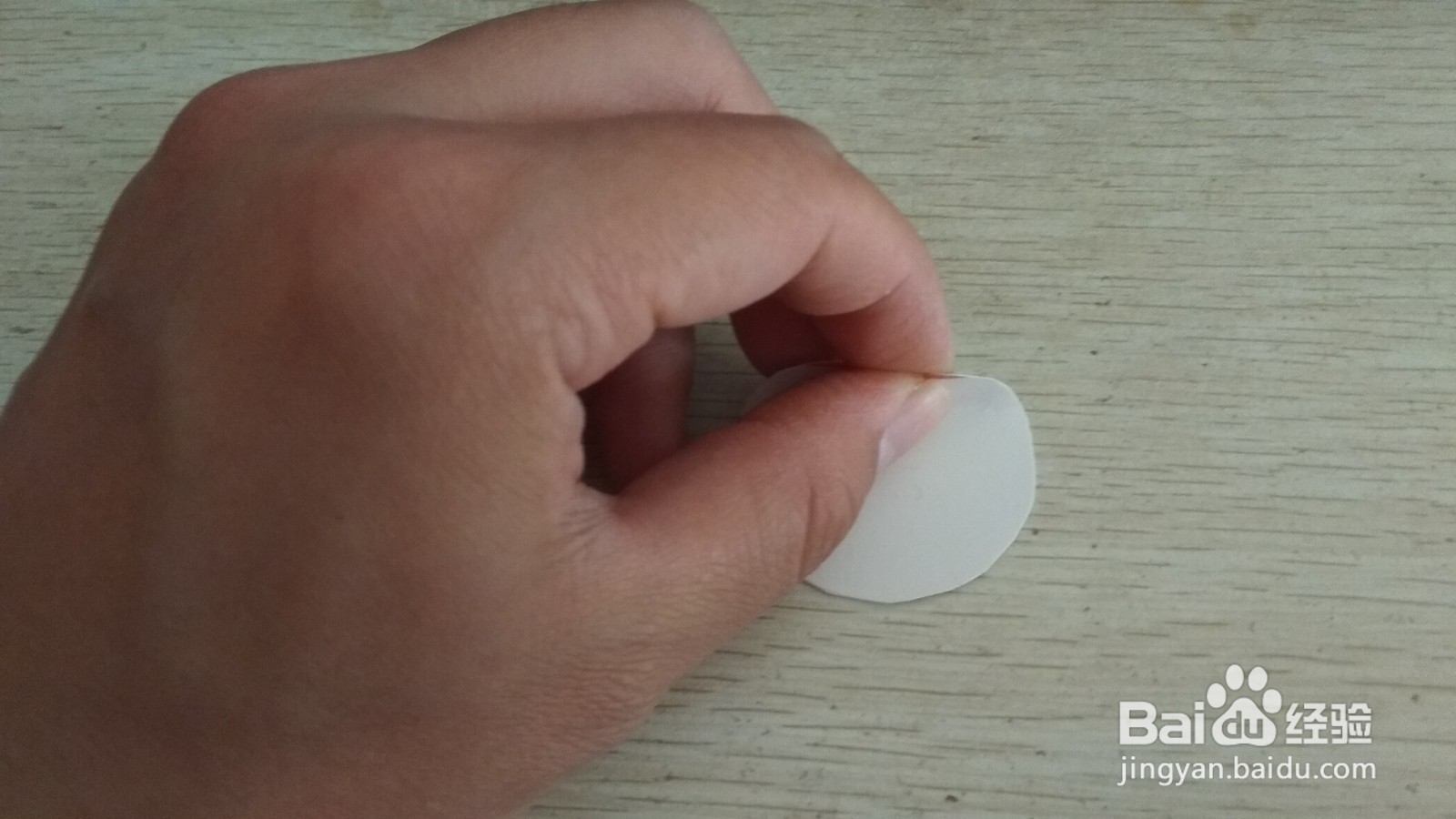 如何用圆形硬卡纸做放两个中性笔的简易的支架