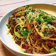 制作牛肝菌肉酱意面