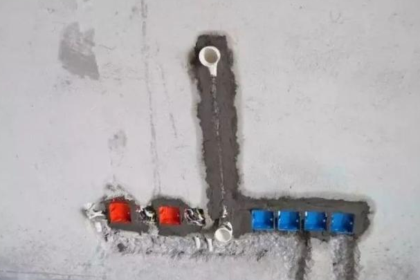 如何在电视墙中隐藏插座、电视插线等