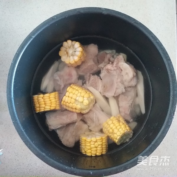 排骨百合山药玉米汤
