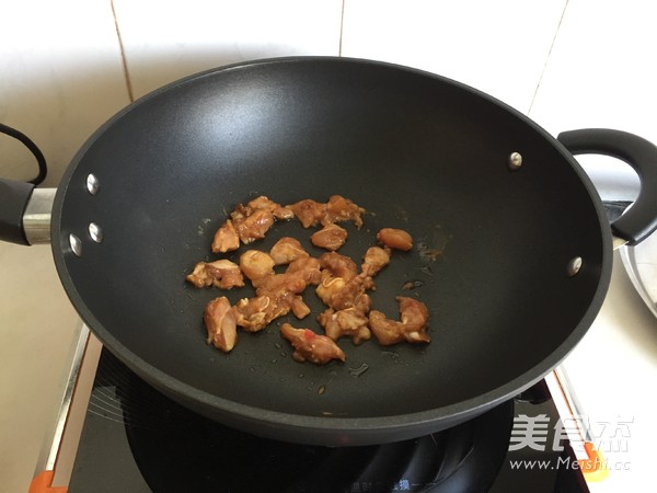 莓干三色鸡丁