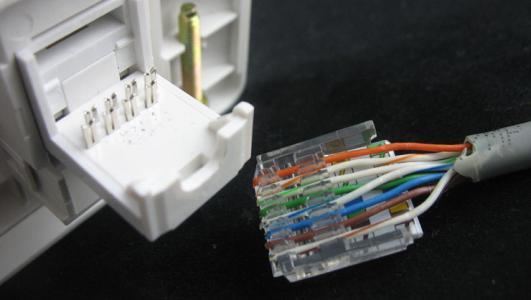 想做一跟网线,一端是水晶头,另一端是墙上的那种网线插座,想知道网线插座该怎么接线。