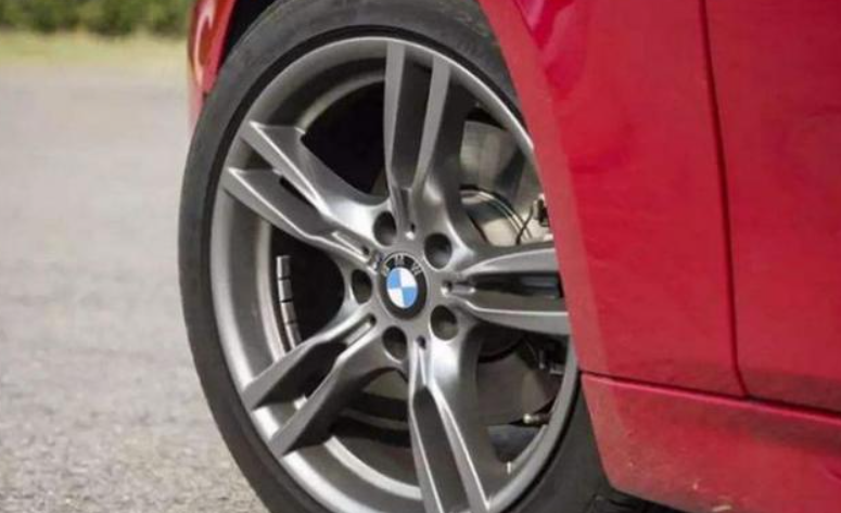 汽车前面双轮换at越野胎，后面两轮公路胎行吗