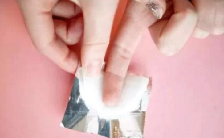 怎样把贴片美甲取下来