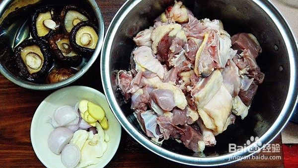 香菇芋头焖鸭的做法