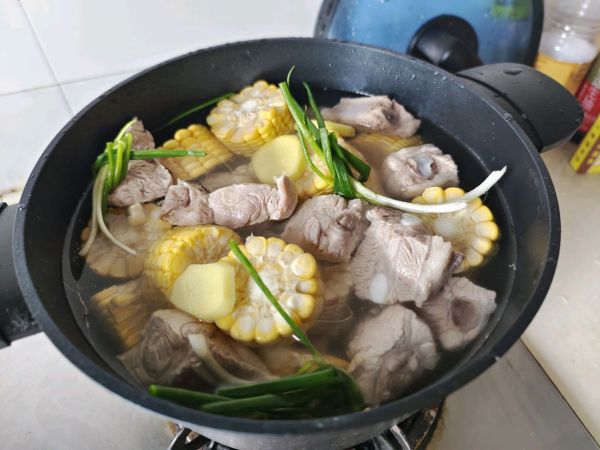 玉米排骨萝卜汤