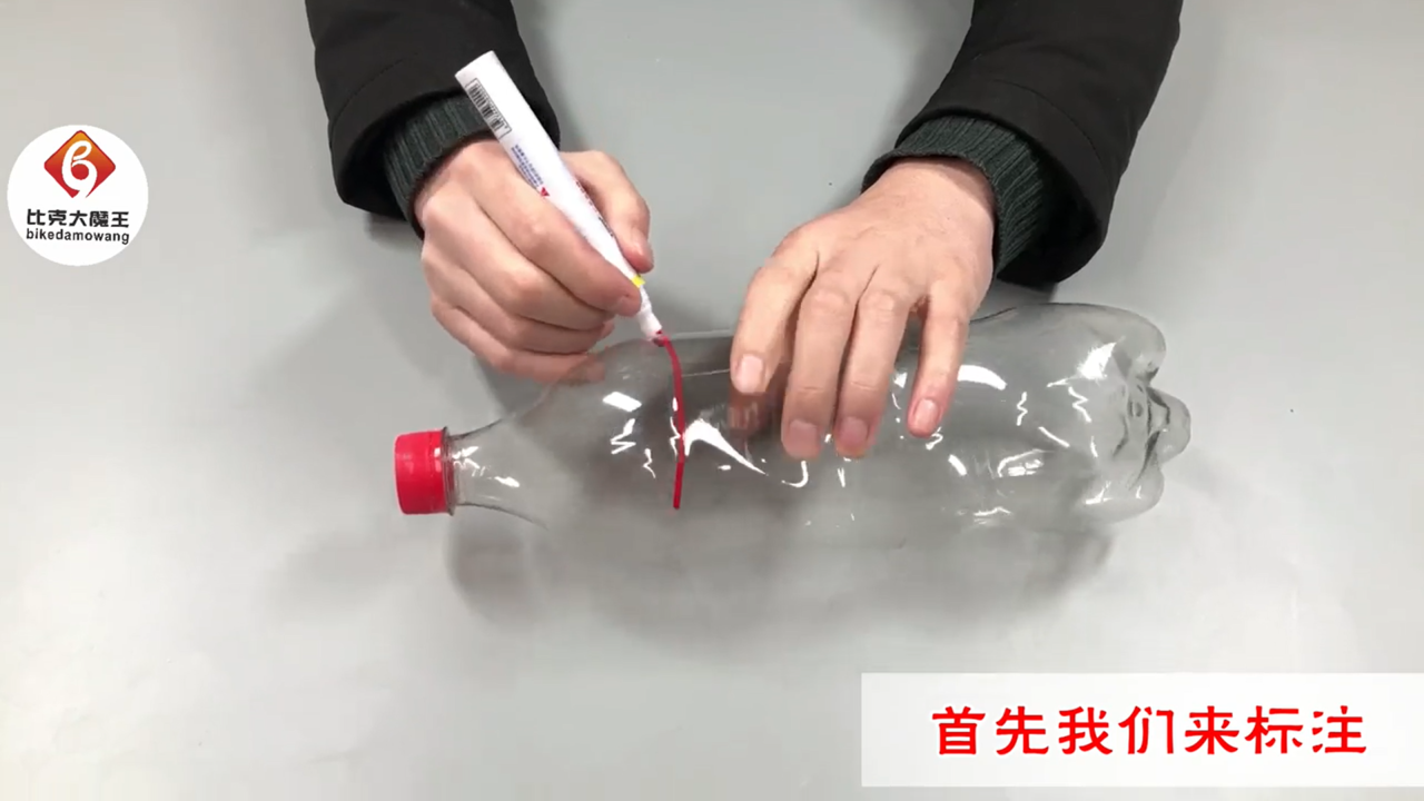 把塑料瓶粘在木板上，放厨房超实用