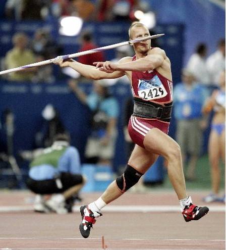 怎样田径比赛中标枪助跑