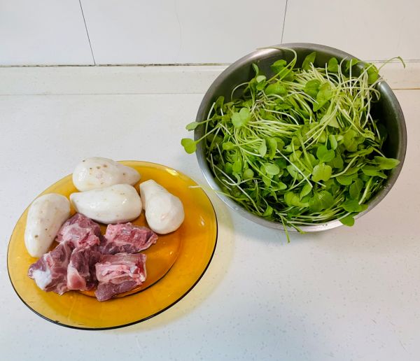 排骨芋艿鸡毛菜汤