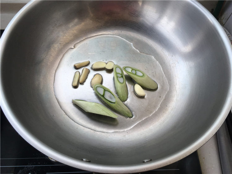 鲍鱼酱肘焖土豆的做法