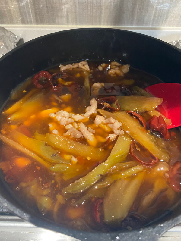 红汤酸菜肉丝米线