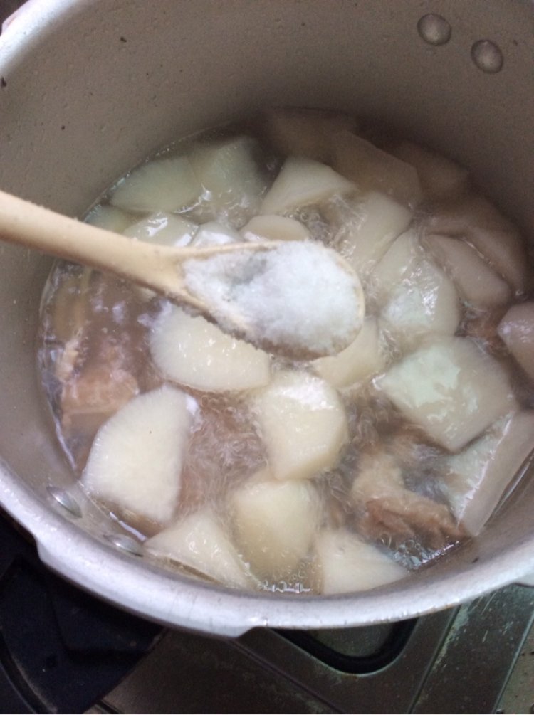 美味的鱿鱼干白萝卜汤,喝下去的都是幸福的味道