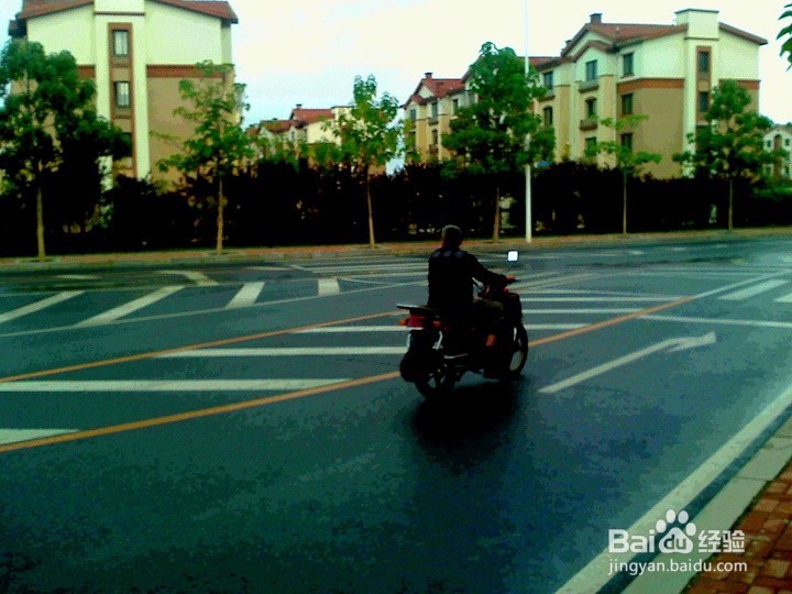 摩托车驾驶要安全行驶