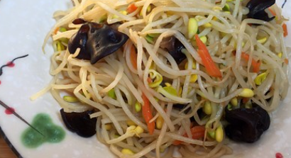 家常木耳炒豆芽