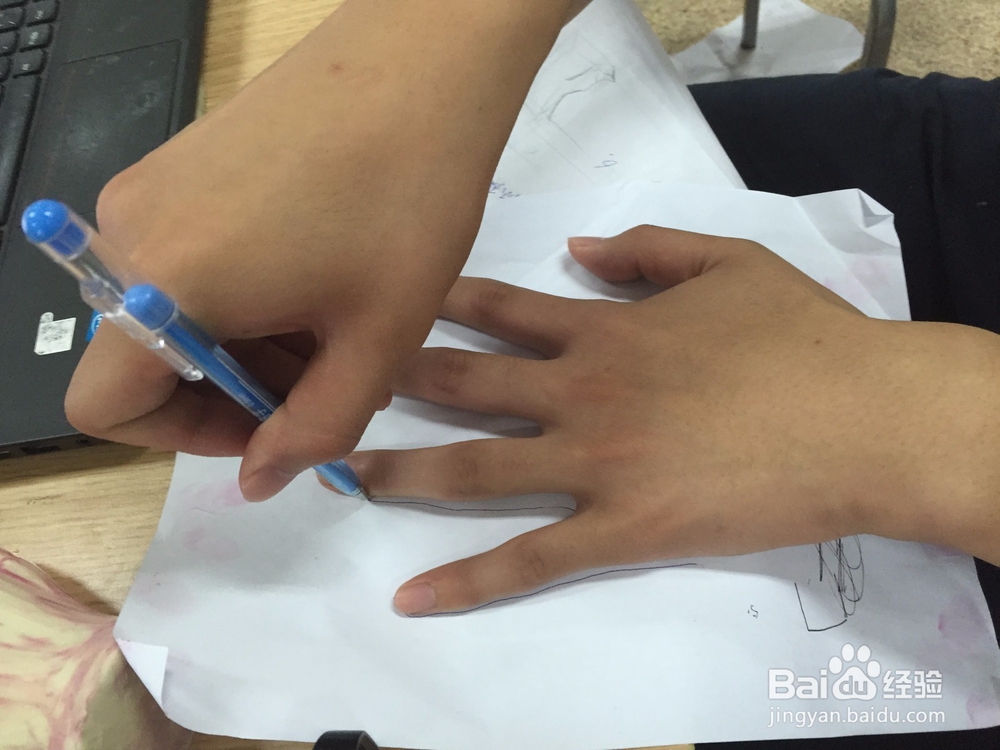 如何用橡皮泥捏手的模型