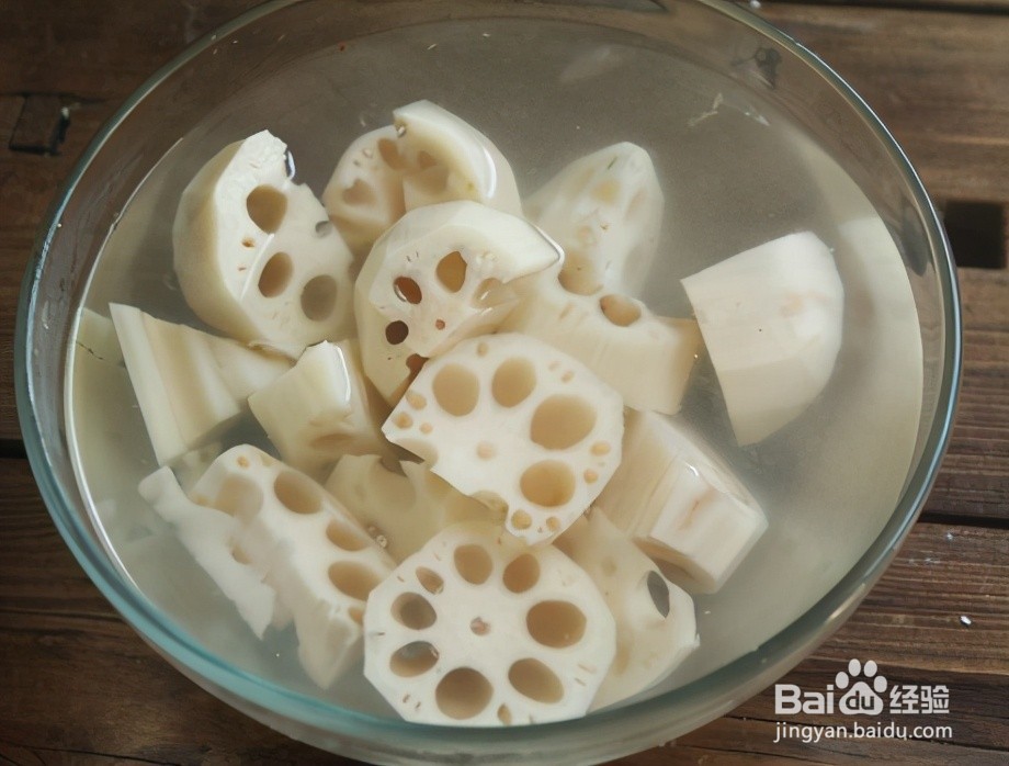 家庭自制花生排骨莲藕汤