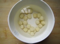 好喝又营养的银耳百合莲子羹