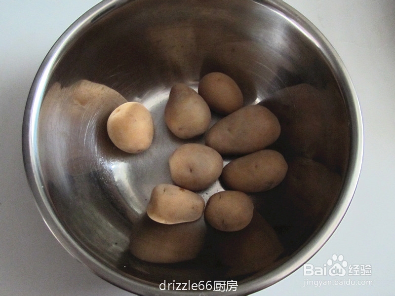 锅塌小土豆的做法—先煮后煎滋味佳