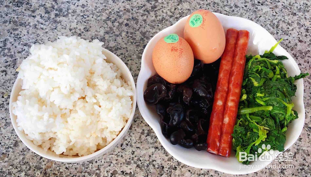 制作腊肠芹菜蛋炒饭
