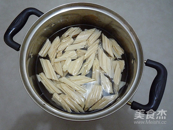 五花肉木耳烧腐竹