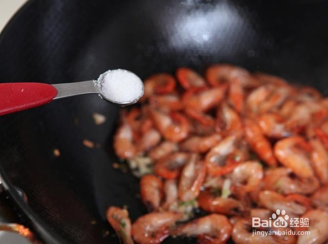 油爆小河虾的做法
