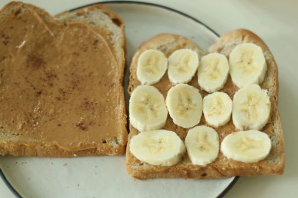花生酱香蕉三明治