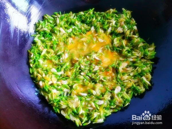 家常槐花炒鸡蛋