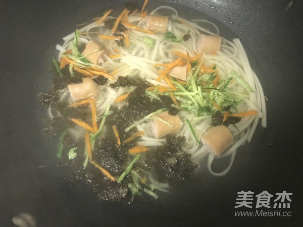 扎心香肠汤面