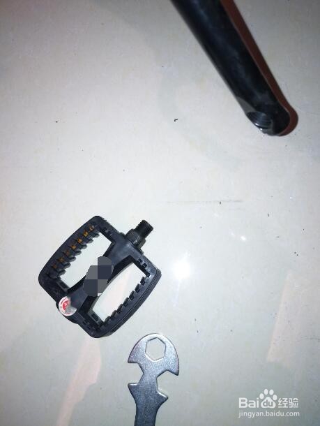 如何安装儿童自行车脚踏板？