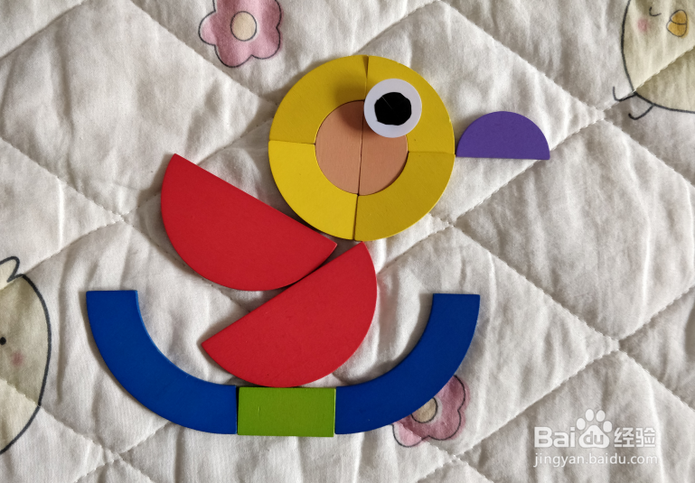 用幼儿积木怎么拼一只窝里拍翅膀的鸟儿？